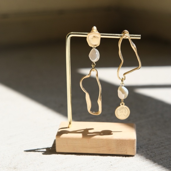 NEW DROP💌Asymmetrical Matted Pearl Earrings - Picture 4 of 7